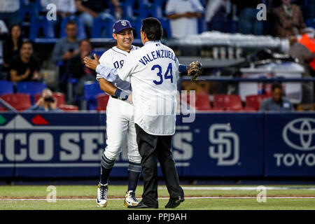 Fernando Valenzuela acompañado de Christian Villanueva,  lanza la primera bola para el playball del partido de beisbol de los Dodgers de Los Angeles c Stock Photo