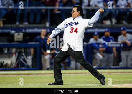 Fernando Valenzuela lanza la primera bola para el playball del partido de beisbol de los Dodgers de Los Angeles contra Padres de San Diego, durante el Stock Photo