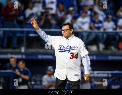Fernando Valenzuela lanza la primera bola para el playball del partido de beisbol de los Dodgers de Los Angeles contra Padres de San Diego, durante el Stock Photo