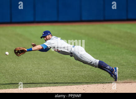 Chris Taylor hace un lance en una jugada. Atrapada de pelota.   Acciones del partido de beisbol, Dodgers de Los Angeles contra Padres de San Diego, te Stock Photo