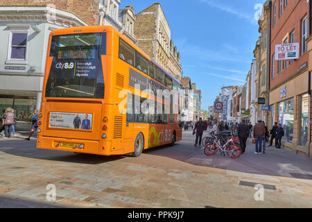 Double decker bus drives down the pedestrianised shopping centre of Queen street, Oxford town centre, England. Stock Photo