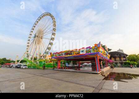 Bangkok , Thailand - 21 Sep, 2018: Ferris wheel in amusement park at  ASIATIQUE The Riverfront Shopping park / Sunset time at Ferris wheel in amusemen Stock Photo
