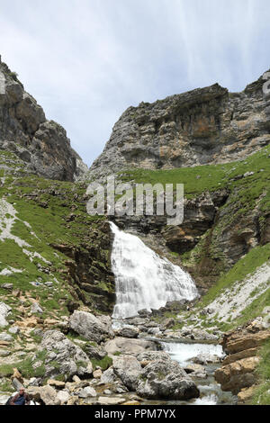 The Ponytail Waterfall (Cola de Caballo) as the Arazas river flows into the high rocky mountains and pastures in the Ordesa valley, Aragon, Spain. Stock Photo