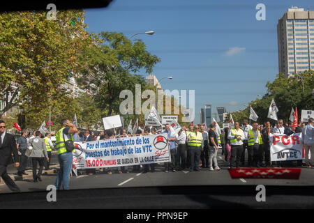 Madrid, Spain. 27th September, 2018. Hundreds of drivers of VTC vehicles have demonstrated on Paseo de la Castellana to demand that the government avoid reducing licenses and the consequent loss of thousands of jobs on Sep 27, 2018 in Madrid, Spain Credit: Jesús Hellin/Alamy Live News Stock Photo