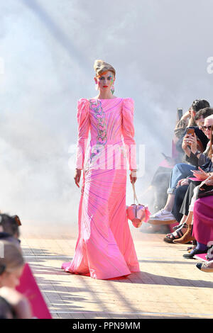 Paris. 27th Sep, 2018. A model presents a creation of Manish Arora during the 2019 Spring/Summer Women's collection show in Paris, France on Sept. 27, 2018. Credit: Chen Yichen/Xinhua/Alamy Live News Stock Photo