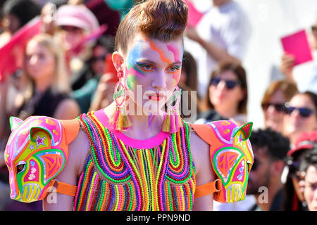 Paris. 27th Sep, 2018. A model presents a creation of Manish Arora during the 2019 Spring/Summer Women's collection show in Paris, France on Sept. 27, 2018. Credit: Chen Yichen/Xinhua/Alamy Live News Stock Photo
