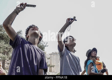 Jerusalem, Israel. 27th September, 2018. Spectators look up into the sky as skydivers from the Israeli Association for Parachuting perform an exhibition landing in Sacher Park in celebration of the city's 50th anniversary of reunification. Tens of thousands marched in the annual Jerusalem Parade including delegations from around the world, Israeli industry, banks, emergency and military personnel, in the tradition of Temple Mount pilgrimages on the holiday of Sukkot and in a show of international support for Israel. Credit: Nir Alon/Alamy Live News Stock Photo