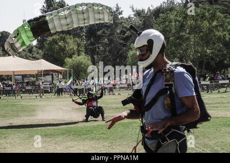 Jerusalem, Israel. 27th September, 2018. Opening the Jerusalem Parade, skydivers from the Israeli Association for Parachuting perform an exhibition landing in Sacher Park in celebration of the city's 50th anniversary of reunification. Tens of thousands marched in the annual Jerusalem Parade including delegations from around the world, Israeli industry, banks, emergency and military personnel, in the tradition of Temple Mount pilgrimages on the holiday of Sukkot and in a show of international support for Israel. Credit: Nir Alon/Alamy Live News Stock Photo