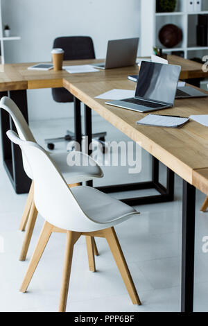 Paper coffee cups on a wooden table Stock Photo - Alamy