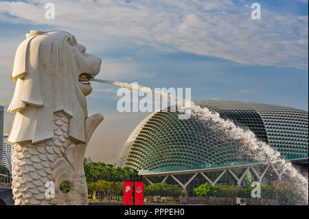 Merlion Statue, the official mascot of Singapore located at Marina Bay ...