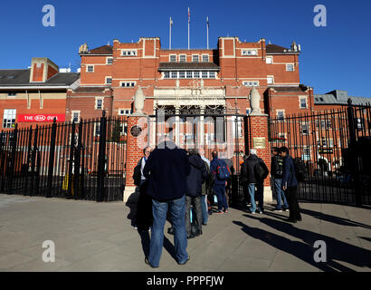 General view of spectators queuing to get inside the ground ahead of day four of the Specsavers County Championship Division One match at the Kia Oval, London. PRESS ASSOCIATION Photo. Picture date: Thursday September 27, 2018. See PA story CRICKET Surrey. Photo credit should read: Steven Paston/PA Wire. Stock Photo