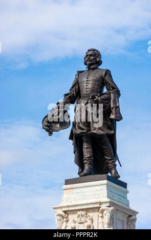 Statue of Samuel de Champlain, by Paul-Romain Chevré, near Château Frontenac grand hotel, on the Terrasse Dufferin. Quebec City, Quebec, Canada Stock Photo