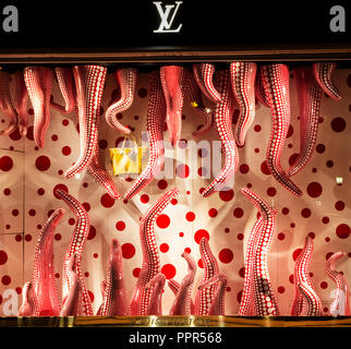 Louis Vuitton store window in mall in Bangkok, Thailand Stock Photo: 133896112 - Alamy