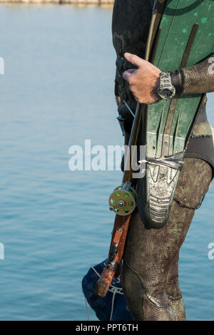 https://l450v.alamy.com/450v/ppt6th/crop-view-of-scuba-diver-adult-man-on-a-seashore-with-spearfishing-gear-fins-speargun-space-for-text-ppt6th.jpg