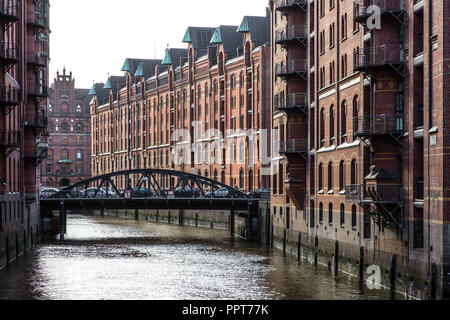Hamburg,  Speicherstadt zwischen 1883 und 1927 errichtet, Wandrahmfleet, Blick nach Westen mit Wandbreitebrücke, Speicherblock P dahinter Stock Photo