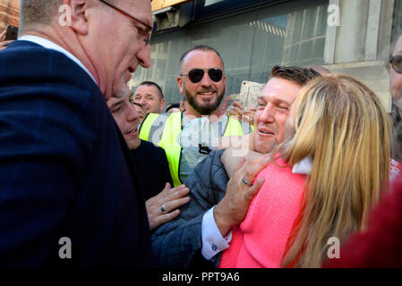 Tommy Robinson AKA Stephen Yaxley Lennon appeared in the Central Criminal Court (Old Bailey), London accused of contempt of court. Female fan kiss Stock Photo