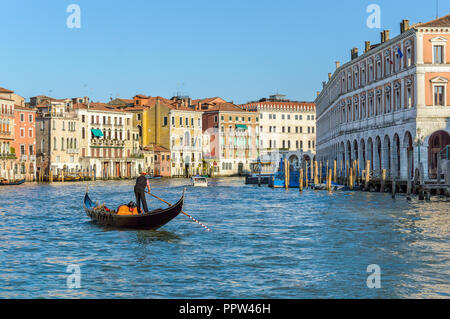 Venice, Italy: Beautiful view with a gondolier on Grand Canal near Rialto Fish Market Stock Photo