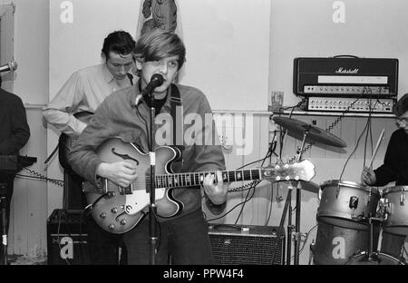 Norman Blake and Raymond McGinley of the Boy Hairdressers playing a gig at the Horse and Groom pub in Bedford, October 17th 1987. Stock Photo