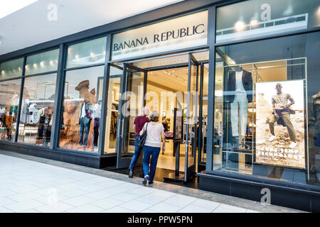 Miami Florida,Kendall,Dadeland mall,Banana Republic,clothing fashion store,front entrance,man men male,woman female women,couple,entering,FL180527018 Stock Photo