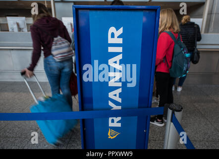 28 September 2018, Hessen, Frankfurt Main: Passengers line up at a Ryanair counter. Trade unions in several European countries have called for strikes at low-cost airline Ryanair. In Germany, the pilots of the Cockpit Association (VC) and the flight attendants organized at Verdi participate. Photo: Andreas Arnold/dpa Stock Photo