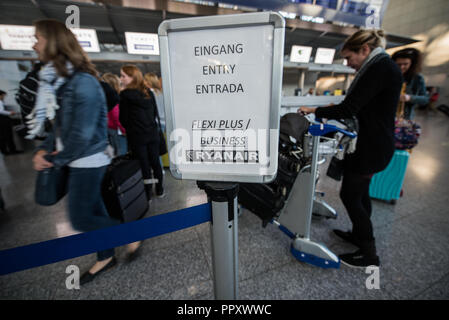 28 September 2018, Hessen, Frankfurt Main: Passengers line up at a Ryanair counter. Trade unions in several European countries have called for strikes at low-cost airline Ryanair. In Germany, the pilots of the Cockpit Association (VC) and the flight attendants organized at Verdi participate. Photo: Andreas Arnold/dpa Stock Photo