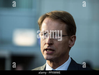 28 September 2018, Hessen, Frankfurt Main: Ingolf Schumacher, head of the Cockpit Pilots Association (VC), speaks to the media at the airport. Trade unions in several European countries have called for strikes at low-cost airline Ryanair. In Germany, the pilots of the Cockpit Association (VC) and the flight attendants organized at Verdi participate. Photo: Andreas Arnold/dpa Stock Photo