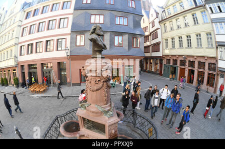 28 September 2018, Hessen, Frankfurt Main: Tourists are standing on the chicken market in Frankfurt's new Old Town at the restored Friedrich Stoltze fountain. The foundation stone for the controversial 200 million euro project was laid six and a half years ago. Between the cathedral and the Römer (town hall) 35 houses have been reconstructed in the past years on an area of only seven hectares, partly true to the original. The city celebrates the opening with a three-day festival. Photo: Arne Dedert/dpa Stock Photo