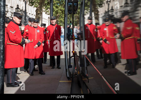 London, UK.  28 September 2018.  Chelsea Pensioners board a coach after an outing to visit Downing Street.  Credit: Stephen Chung / Alamy Live News Stock Photo