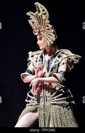 Wellington, New Zealand. 28th Sep, 2018. A model presents creations during the annual World of Wearable Art Awards Show in Wellington, New Zealand, on Sept. 28, 2018. Credit: Xinhua Photo/Guo Lei/Xinhua/Alamy Live News Stock Photo