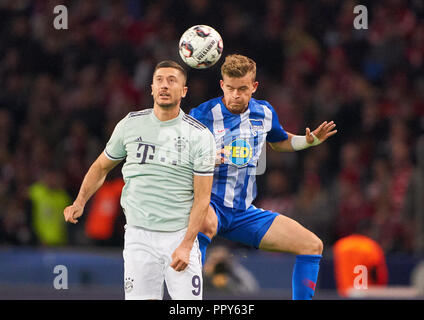 German Soccer, Berlin, September 28, 2018 Robert LEWANDOWSKI, FCB 9  compete for the ball, tackling, duel, header against Maximilian MITTELSTÄTDT, Hertha 17  HERTHA BSC BERLIN - FC BAYERN MUNICH  - DFL REGULATIONS PROHIBIT ANY USE OF PHOTOGRAPHS as IMAGE SEQUENCES and/or QUASI-VIDEO -  1.German Soccer League , Berlin, September 28, 2018,  Season 2018/2019, matchday 6 © Peter Schatz / Alamy Live News Stock Photo