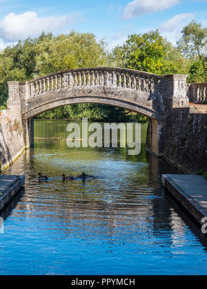 Old Historic Footbridge, Iffley Lock, River Thames, Oxford, Oxfordshire, England, UK, GB. Stock Photo