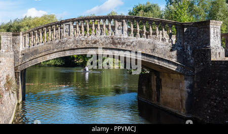 Rowing, Old Historic Footbridge, Iffley Lock, River Thames, Oxford, Oxfordshire, England, UK, GB. Stock Photo