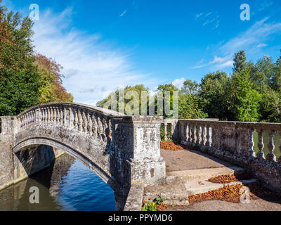 Old Historic Footbridge, Iffley Lock, River Thames, Oxford, Oxfordshire, England, UK, GB. Stock Photo