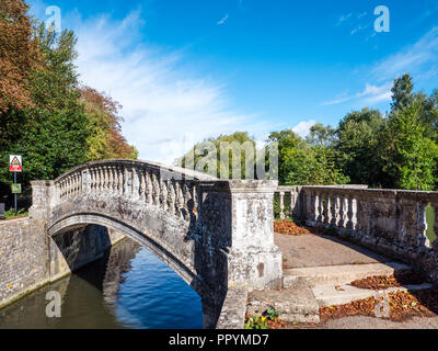 Old Historic Footbridge, Iffley Lock, River Thames, Oxford, Oxfordshire, England, UK, GB. Stock Photo