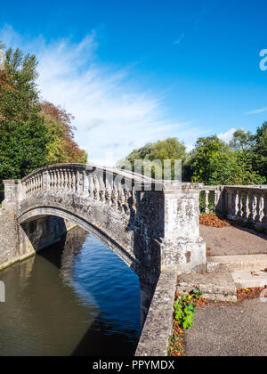 Old Historic Footbridge, Iffley Lock, River Thames, Oxford, Oxfordshire, England, UK, GB. Stock Photo