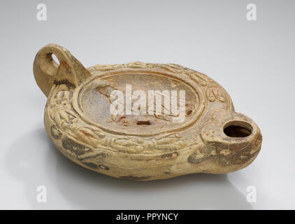 Lamp, North Africa; 1st - 4th century; Terracotta; 2.5 x 7.6 x 10.7 cm, 1 x 3 x 4 3,16 in Stock Photo