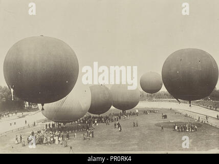 Hot air balloon; Fédèle Azari, Italian, 1895 - 1930, Italy; 1914 - 1929; Gelatin silver print; 11.4 x 16 cm, 4 1,2 x 6 5,16 in Stock Photo