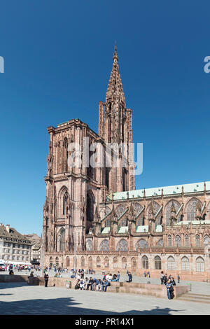 Place de la Cathedrale and Strasbourg Cathedral Notre Dame, UNESCO World Heritage Site, Strasbourg, Alsace, France, Europe Stock Photo