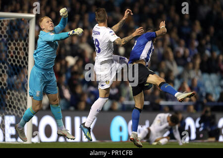 Leeds United's Pontus Jansson (centre) battles for the ball with Sheffield Wednesday goalkeeper Cameron Dawson (left) during the Sky Bet Championship match at Hillsborough, Sheffield. Stock Photo