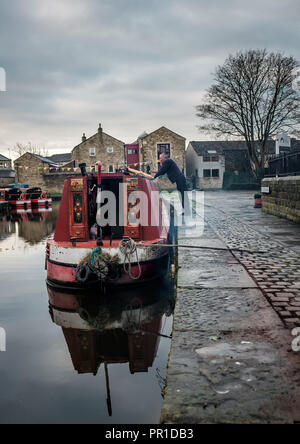 Skipper looking after his narrowboat in Skipton Stock Photo