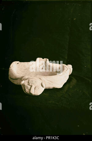 Excavations. Tell Beit Mirsim, (Kirjath Sepher). Libation bowl with lion's head. 1930, Israel, Debir, Extinct city Stock Photo