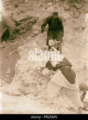 Tel Deweir (Lachish). Men clearing burnt line debris. Iron lance heads, arrowheads & fragments of scale armour found Stock Photo