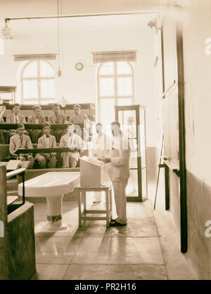 Medical College, Baghdad & road bld'g [i.e., building], Medical class & speaker. 1932, Iraq, Baghdad Stock Photo