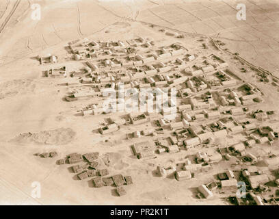 Air route to Baghdad via Amman and the desert. Iraq typical mud village. 1932, Iraq Stock Photo