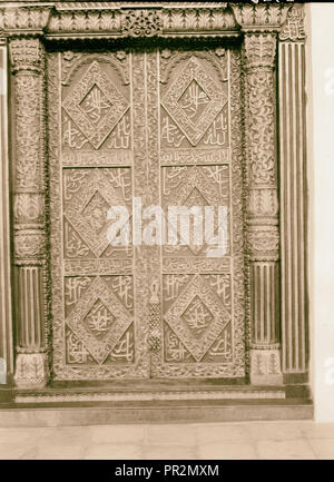 Elegantly carved Arab doorway, in former Sultan's palace. 1936, Zanzibar, Tanzania Stock Photo