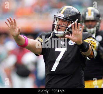 Pittsburgh Steelers quarterback Ben Roethlisberger looks at the scoreboard  during first half action against the Miami Dolphins at Landshark stadium in  Miami on January 3, 2010 Stock Photo - Alamy