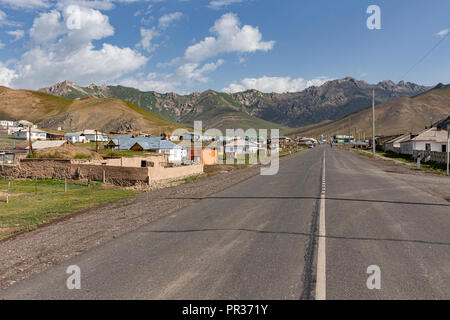 Beautifully located in the Alay Valley between the Zaalay Mountains and the Pamir, Sary Tash is a crossroads for China, Tajikistan and Kyrgyzstan. Stock Photo
