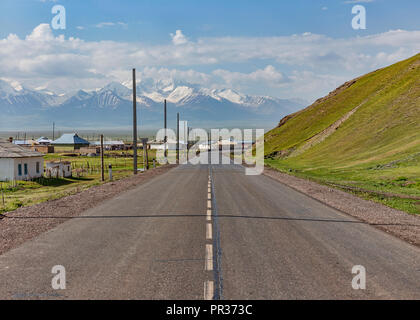 Beautifully located in the Alay Valley between the Zaalay Mountains and the Pamir, Sary Tash is a crossroads for China, Tajikistan and Kyrgyzstan. Stock Photo