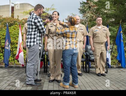 BANGOR, Wash. (Sept. 14, 2018) Chief Yeoman Jennifer Reeder receives her anchors from her son and husband during the Commander, Submarine Group 9 chief petty officer pinning ceremony. Stock Photo