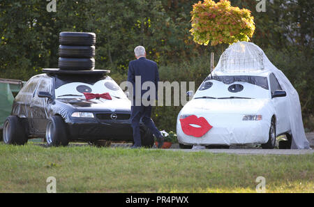 Baden-Wuerttemberg, Germany. 29 September 2018, Baden-Wuerttemberg, Unlingen-Goeffingen: A wedding couple's cars redecorated by friends as bride and groom and placed in front of their house. Photo: Thomas Warnack/dpa Credit: dpa picture alliance/Alamy Live News Stock Photo